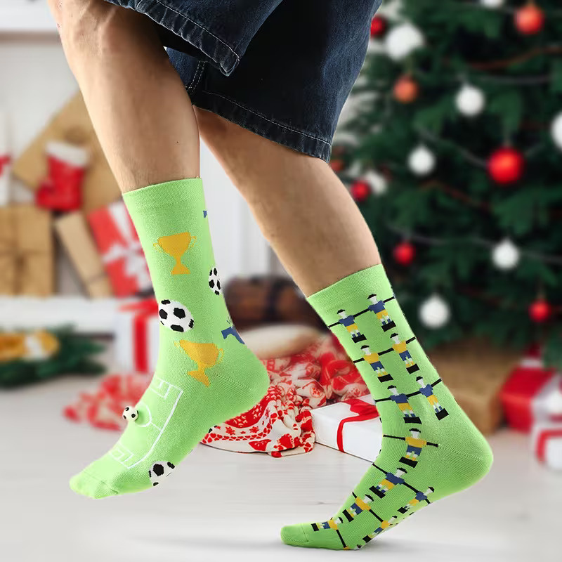 Grüne Herrensocken mit Fußballmuster