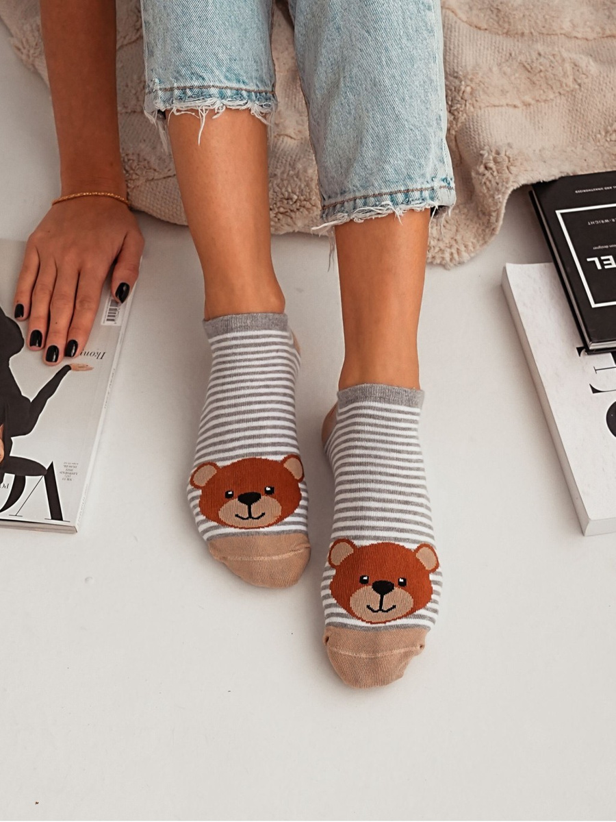 Frauenfüße Große Teddybärköpfe mit Streifen