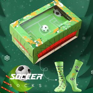 Grüne Herrensocken mit Fußballmuster