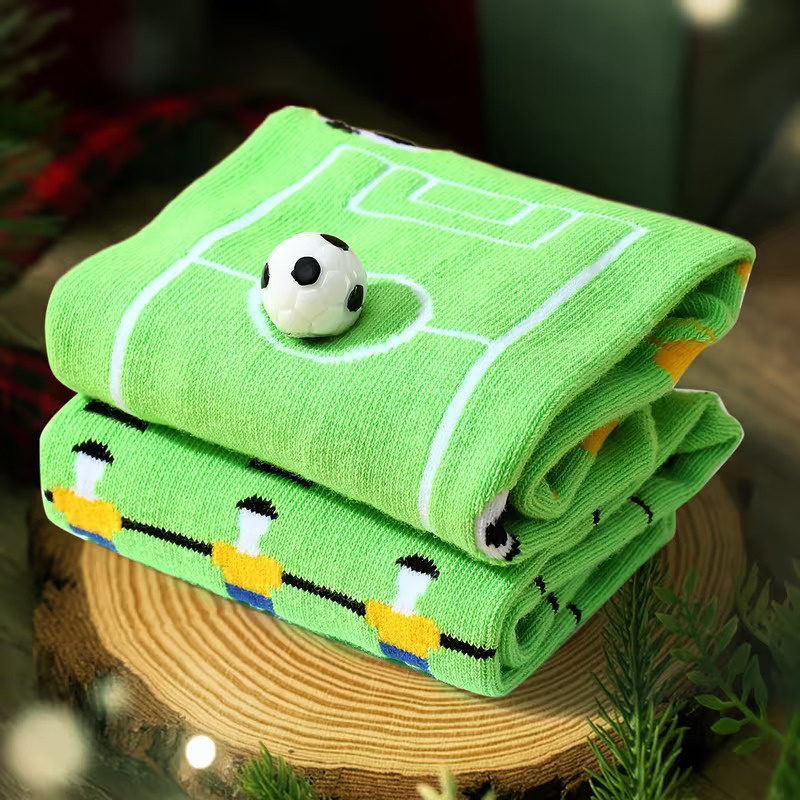 Grüne Herrensocken mit Fußballmuster