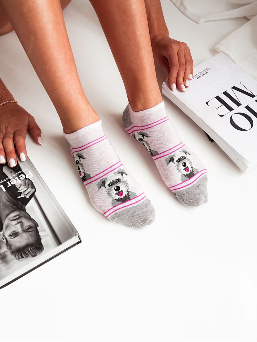 Frauenfüße Hunde Snauzers 