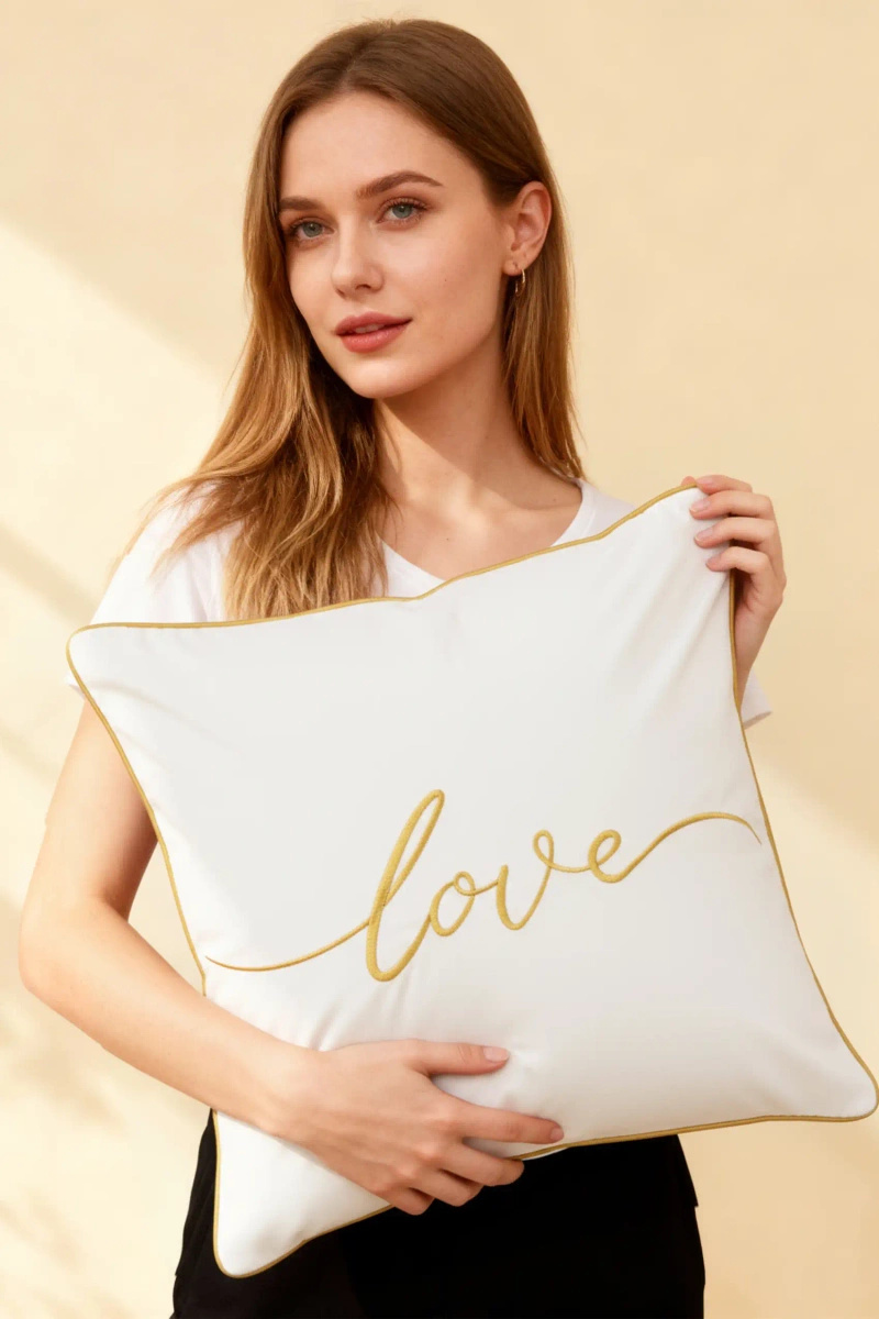 Cushion LOVE White