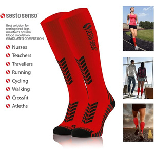 Sesto Senso Kompressions-Kniestrümpfe – Sportliche Laufsocken, Atmungsaktiv, Poliamid-Elastan, Schnelltrocknend, Flachnähte, Unisex, Rot – Optimal für Sport und Regeneration