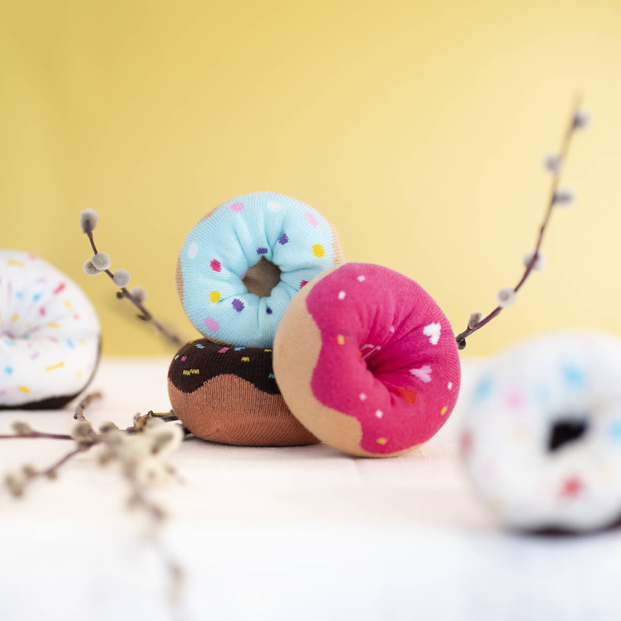 Set mit 2x langen Socken für Frauen SOXO Donuts in einer bunten Schachtel, perfekt als Geschenk