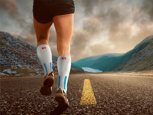 Sesto Senso Herren Kompressions-Kniestrümpfe SKB12 – Sportliche Poliamid Socken, Feuchtigkeitsableitend, Langlebig, Für Läufer und Sportler, Weiß, Nicht einengend