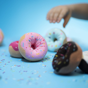 Set mit 2x langen Socken für Frauen SOXO Donuts in einer bunten Schachtel, perfekt als Geschenk