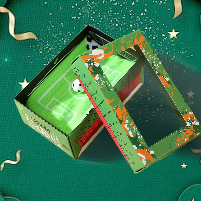 Grüne Herrensocken mit Fußballmuster