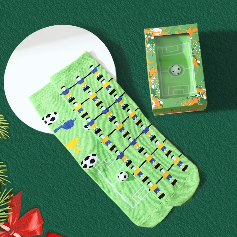 Grüne Herrensocken mit Fußballmuster